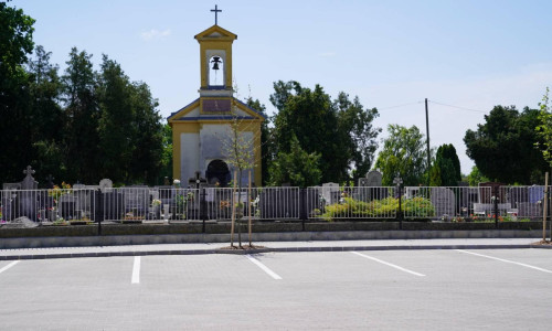 Elkészült Adonyban a Városi Temető előtti térköves parkoló kiépítése